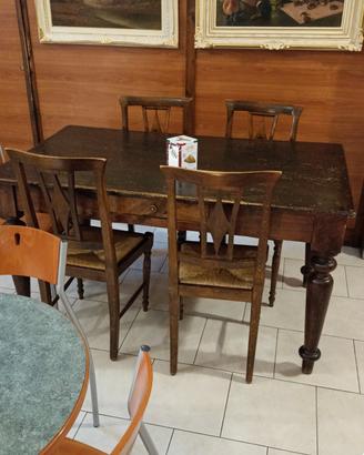 Tavolo in legno e 4 sedie 