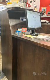 Tavolo/scrivania/cassa stilizzata
