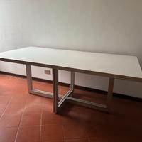 Tavolo moderno bianco con struttura in metallo