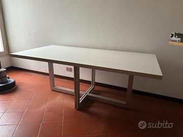 Tavolo moderno bianco con struttura in metallo