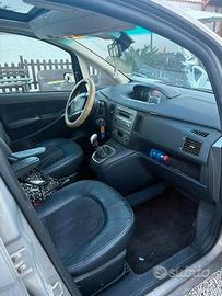 sedili in pelle e Alcantara blù lancia musa 