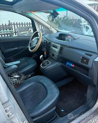 sedili in pelle e Alcantara blù lancia musa 