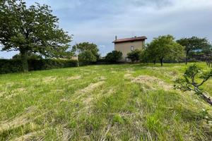 TERRENO EDIFICABILE ZONA IMMERSA NEL VERDE DI 7...