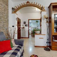 APPARTAMENTO CON TRE CAMERE DUE BAGNI CANTINA E GA