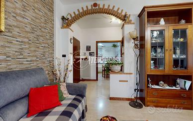 APPARTAMENTO CON TRE CAMERE DUE BAGNI CANTINA E GA