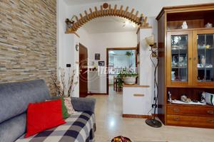 APPARTAMENTO CON TRE CAMERE DUE BAGNI CANTINA E GA