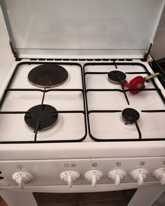 cucina quattro fuochi con forno ventilato 