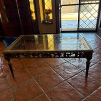 tavolino di legno con vetro