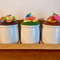 Mensola con 3 barattoli  in ceramica decorati