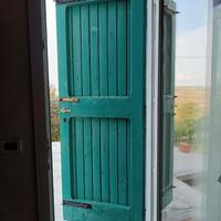 porte e scuri vecchi da ristrutturare