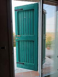porte e scuri vecchi da ristrutturare