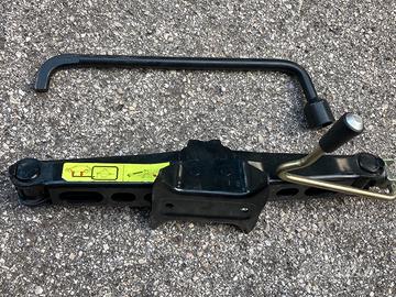 Cric auto - sollevatore gomma