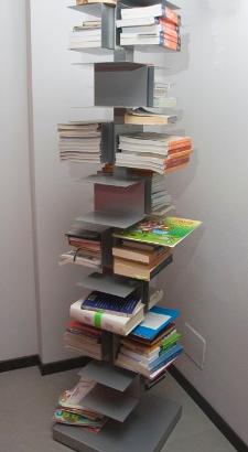 Libreria in acciaio con ruote