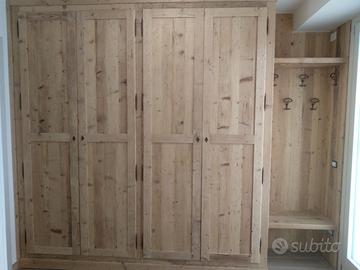 2 armadi in legno vecchio con panchina appendiabit