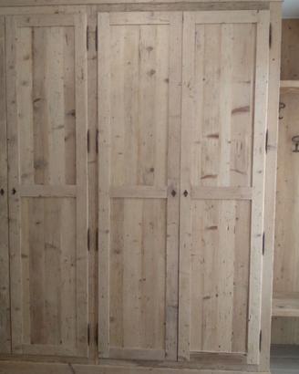 2 armadi in legno vecchio con panchina appendiabit