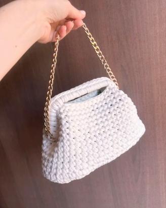 Clutch bianca all’uncinetto