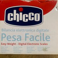 Bilancia pesa neonato