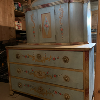 comò con soprammobile antico dipinto