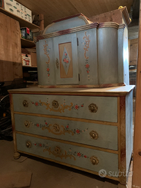 comò con soprammobile antico dipinto