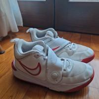 scarpe Nike team hustle