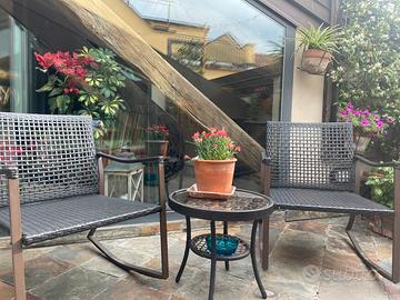 Sedie e tavolino da esterno