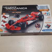 laboratorio di meccanic auto da corsa tipo meccano