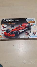 laboratorio di meccanic auto da corsa tipo meccano