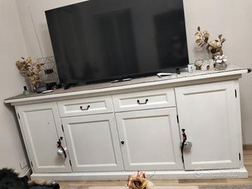 mobile spazioso bianco