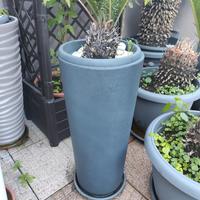 Vaso fioriera Veca alto, grigio scuro, di design
