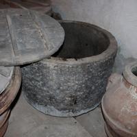 Vasca antica rotonda di pietra selagite