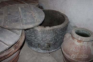 Vasca antica rotonda di pietra selagite