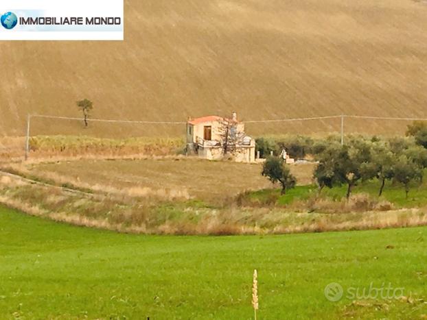 Casale con 1,2 ettari di terreno seminativo