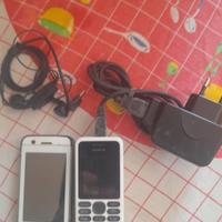 2 telefonini con carica batterie  e cuffie