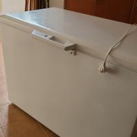 congelatore a pozzetto 300l