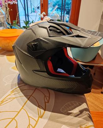 casco da enduro in carbonio 