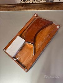 Porta prosciutto con cassetto contenente coltelli