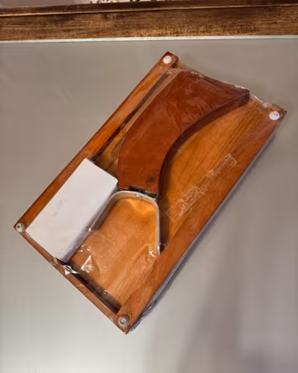 Porta prosciutto con cassetto contenente coltelli