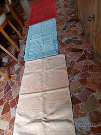 Tappetini bagno e tovaglie.