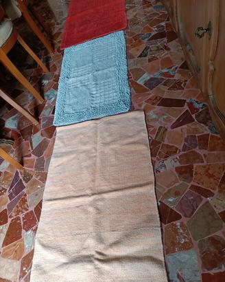 Tappetini bagno e tovaglie.