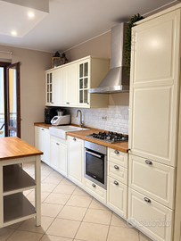 Cucina completa con elettrodomestici e top in legn