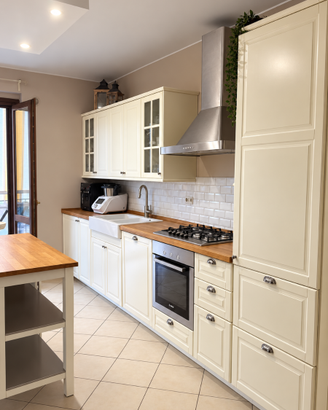 Cucina completa con elettrodomestici e top in legn