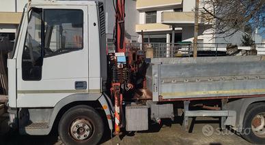 Eurocargo 65e12 con gru usato 