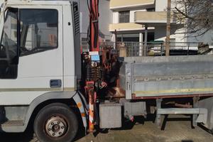 Eurocargo 65e12 con gru usato 