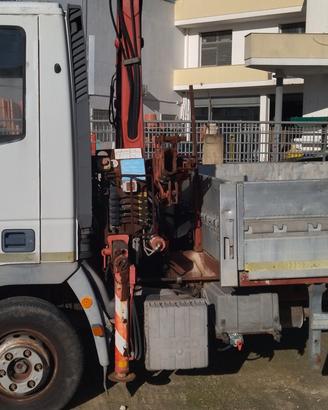 Eurocargo 65e12 con gru usato 