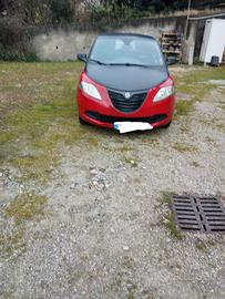 Lancia Ypsilon 1.3 MJt rossa e nera
