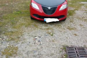 Lancia Ypsilon 1.3 MJt rossa e nera