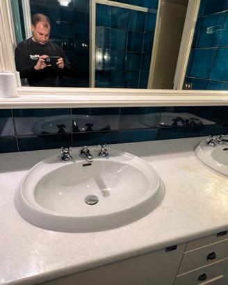 Sanitari bagno con rubinetteria e top marmo