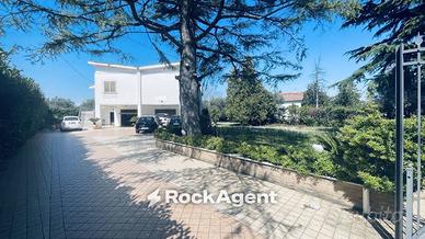 Villa di 294 m² con più di 5 locali e box auto dop