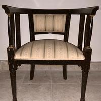 Divanetto , sedie e poltrocine.