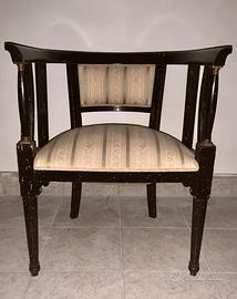 Divanetto , sedie e poltrocine.